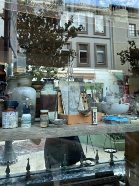 Bir bardak suyu olan eski bir vintage pencere