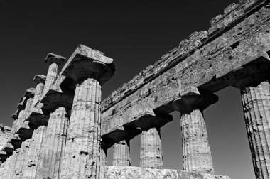 Eski bir tapınakta sütunlar.