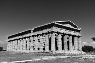 Siyah beyaz antik tapınak