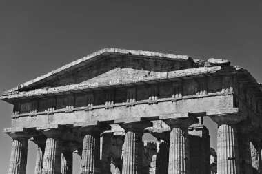 Eski bir tapınağın cephesi sütunlara dayanır..