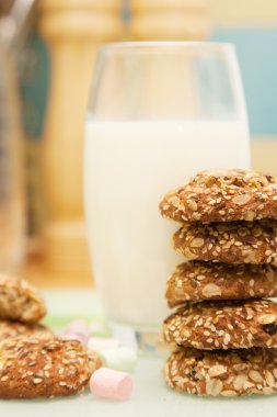 Süt ile bisküvi