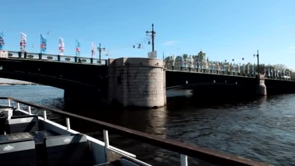 Une vue sur la rivière et le pont 
