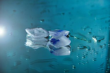 İç mekan için resim. İçerik için fotoğraf. Mavi arkaplanda buz parçaları
