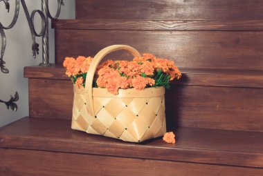 Sepette portakal çiçekleri. Sepette etiketler.