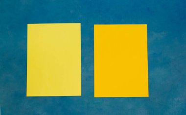 Renkli bir arkaplanda sarı dikdörtgen.