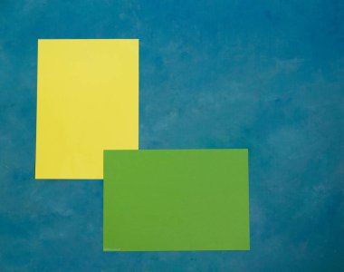 Kağıt dikdörtgenler farklı tonlarda sarı ve yeşil renkli arkaplanda..