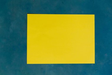 Renkli bir arkaplanda sarı dikdörtgen.