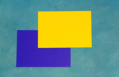 Renklerin zıttı. Turkuaz, mavi ve sarı