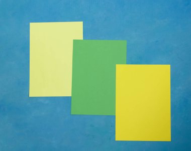 Kağıt dikdörtgenler farklı tonlarda sarı ve yeşil renkli arkaplanda..