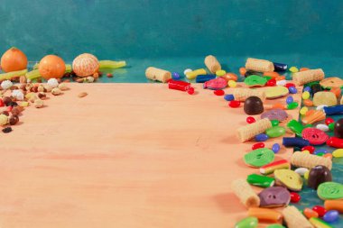 Bir sürü renkli tatlı ve şeker..