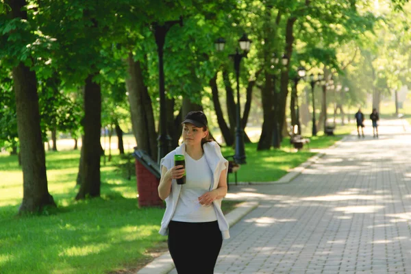 Ung Kvinna Dricker Från Termomuggen Efter Att Joggat Parken Sommarmorgon — Stockfoto