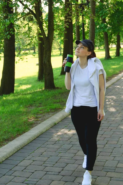 Mujer Joven Bebiendo Taza Termo Después Trotar Parque Una Mañana — Foto de Stock