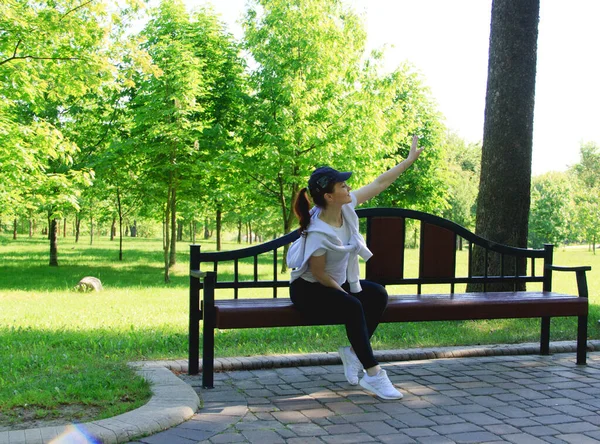 Mujer Joven Sentada Banco Después Trotar Parque Una Mañana Verano —  Fotos de Stock