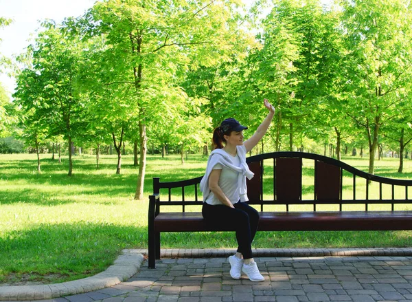 Mujer Joven Sentada Banco Después Trotar Parque Una Mañana Verano —  Fotos de Stock