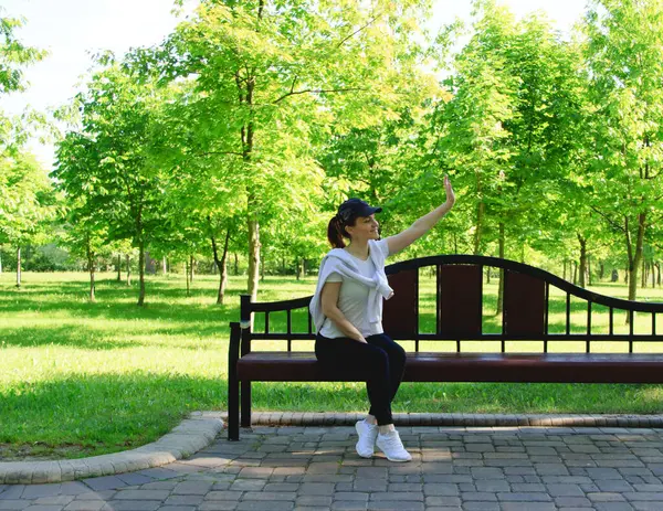 Mujer Joven Sentada Banco Después Trotar Parque Una Mañana Verano —  Fotos de Stock
