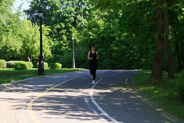 Γυναίκα Τρέχει Στο Πάρκο Ένα Καλοκαιρινό Πρωινό — Φωτογραφία Αρχείου