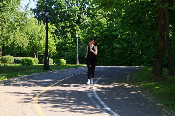 Žena Běhající Parku Letního Rána — Stock fotografie