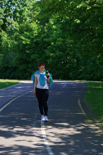 Dopo Corsa Ragazza Cammina Nel Parco Beve Una Tazza Termo — Foto Stock