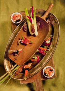 Mermer masa üstü tabakta et siyah kare