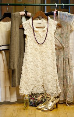 Kumsalda etrafta plastik oyuncak astronot