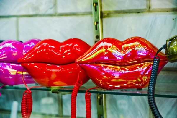 Kırmızı dudaklar saped telefonları