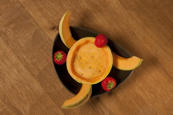 Mermer masa üstü tabakta et siyah kare