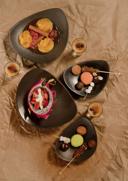 Mermer masa üstü tabakta et siyah kare