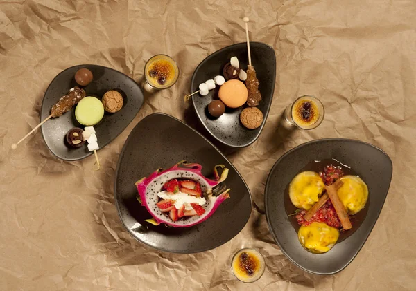 Mermer masa üstü tabakta et siyah kare