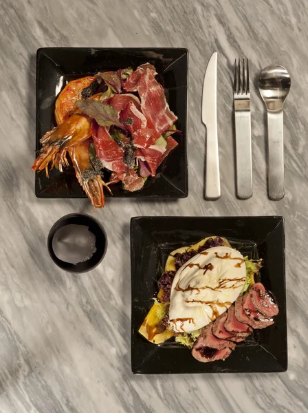 Mermer masa üstü tabakta et siyah kare