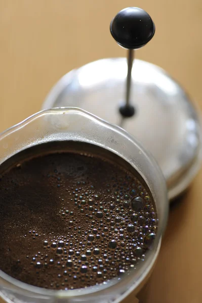 Yapay çiçek ile bir yuvarlak masa ile servis.