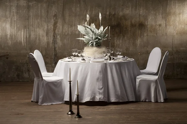 Yapay çiçek ile bir yuvarlak masa ile servis.