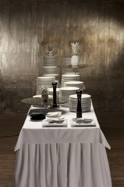 Ein Stapel Teller auf dem Tisch — Stockfoto