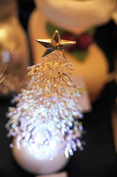 altın yıldız ile plastik Noel ağacı