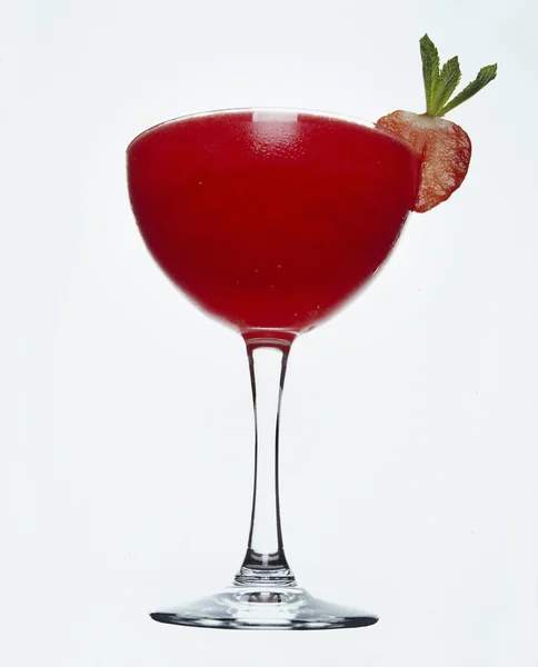 Cóctel rojo con fresas en un vaso ancho — Foto de Stock