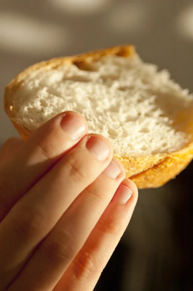 El ile dilim ekmek — Stok fotoğraf