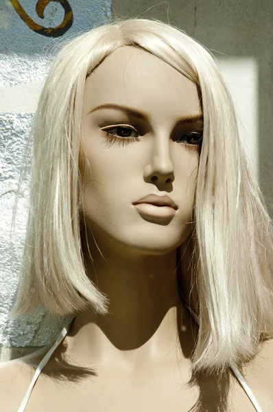 Blonda skyltdocka huvud upplyst av solen — Stockfoto
