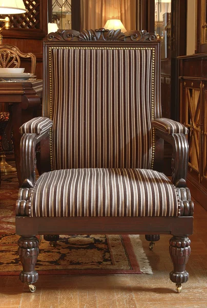 Çizgili Kumaş koltuk kol dayama ve oyma bacaklar ile doldurulmuş