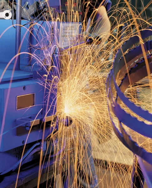 kaynak ve Kaynak Makinası operasyonda kıvılcım