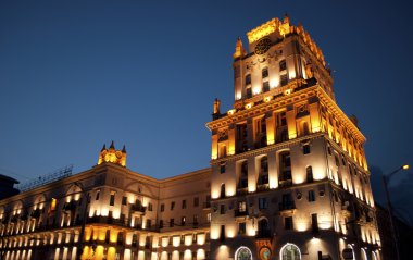 Akşam ışığı bir tren istasyonu kule Minsk.