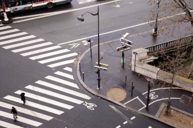 sonbahar Seine Nehri üzerinde köprü yanındaki Paris'te kavşak.