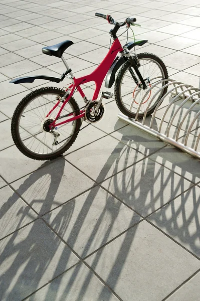 Bicicleta deportiva roja en el estacionamiento cerca del centro de oficinas . — Foto de Stock