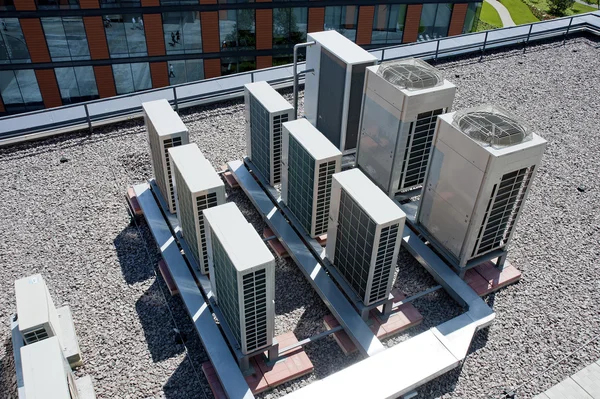 öğeleri bir ofis ekipmanları Binası çatı üzerinde.