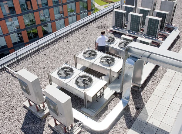 öğeleri bir ofis ekipmanları Binası çatı üzerinde.