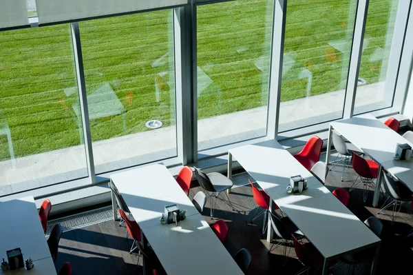 Uzun boylu windows ile oda boş ofis.