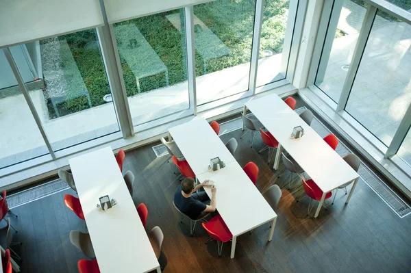 Uzun boylu windows ile oda boş ofis.