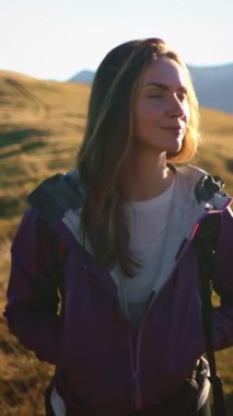 Karpatya dağlarında yürüyüş yapan mutlu çift nefes kesici manzaranın ve temiz havanın tadını çıkarıyor. Gülümseyen, doğayı keşfeden ve birlikte sağlıklı bir yaşam tarzı benimseyen.