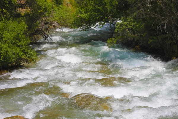 Rio furioso rápido e bonito — Fotografia de Stock