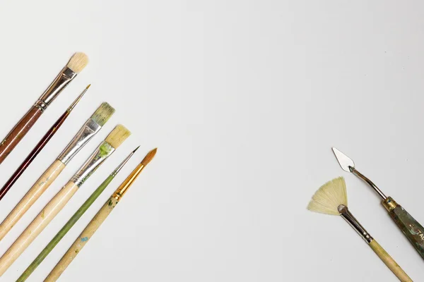 Tuval, fırçalar ve palet bıçağı