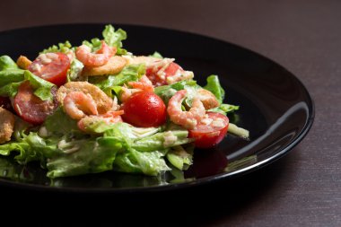 Sezar salata karides