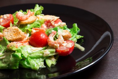 Sezar salata karides